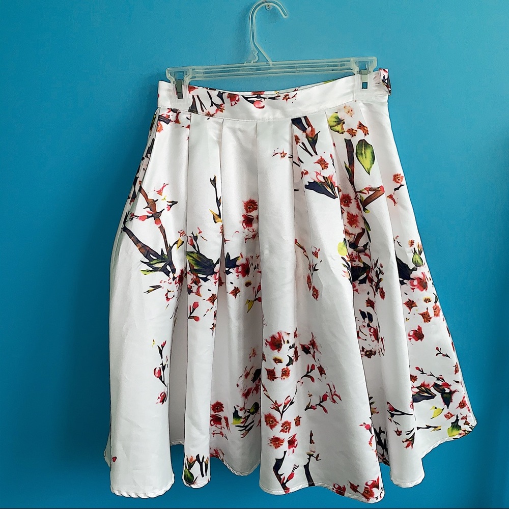 Medium White Floral Midi Skirt With Side Zipper